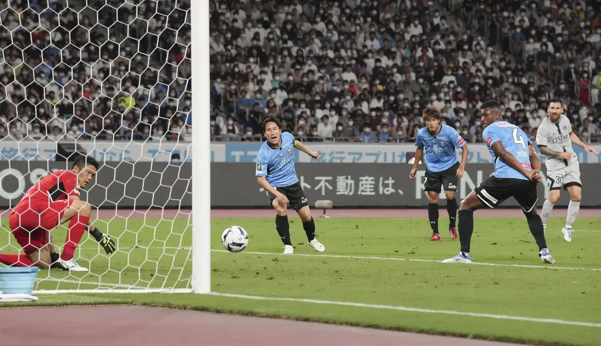 Gol kemenangan PSG dicetak oleh Lionel Messi dan Arnaud Kalimuendo. (AP/Eugene Hoshiko)