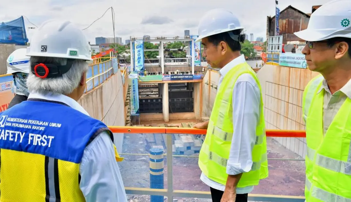 Presiden Joko Widodo (Jokowi) mendengarkan penjelasaan saat meninjau pembangunan sodetan dari Sungai Ciliwung menuju Kanal Banjir Timur (KBT), Selasa (24/11/2023). Selama 1,5 bulan terakhir, kata Jokowi, Pemerintah Provinsi DKI Jakarta telah membebaskan lahan untuk pembangunan sodetan tersebut.  (FOTO: Agus Suparto/Biro Pers Istana Kepresidenan)