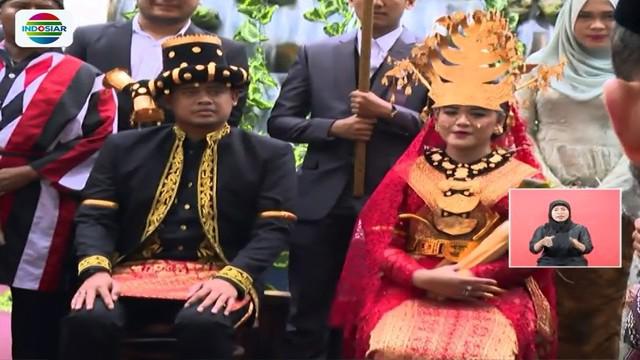 Bobby Nasution dan Kahiyang Ayu Siregar jalani ritual tapian raya bangunan na martua sebagai tanda melepas masa muda dan lajang/gadis.