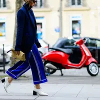 Tipe celana yang nggak bakal lekang oleh waktu, nih.  (Sumber foto: closetfulofclothes.com)