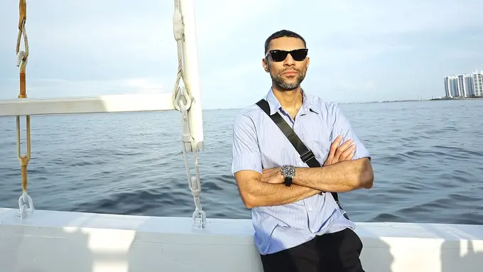 [Fimela] Didi Riyadi di atas Kapal Phinisi