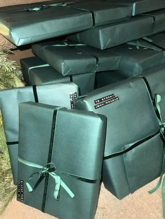 Kourtney dan Travis membungkus hadiah Natalnya dengan nuansa hijau dengan pita velvet.  [Foto: Instagram/ Kim Kardashian]