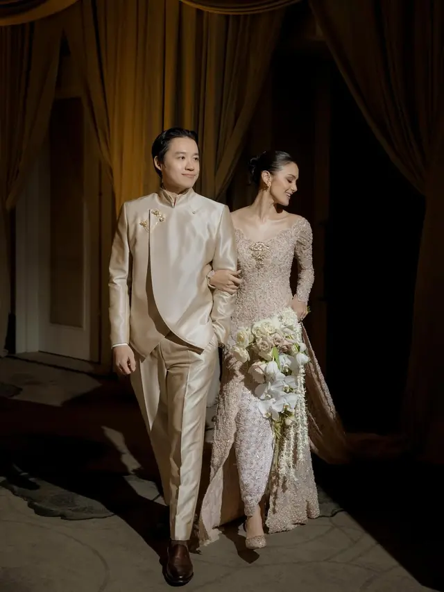 Sama-sama terlihat elegan, ini adu gaya busana nikahan Alyssa Daguise vs Amanda Rawles