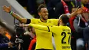 Penyerang Dortmund, Pierre-Emerick Aubameyang melakukan selebrasi usai mencetak gol kegawang Liverpool di leg kedua Liga Europa di stadion Anfield, Inggris, (15/4). Liverpool menang dramatis atas Dortmund dengan skor 4-3. (Reuters/Darren Staples)