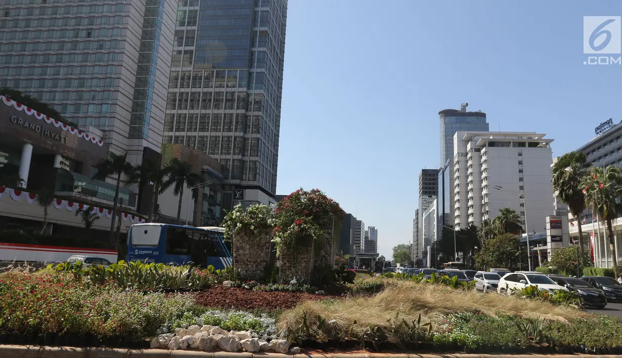 Bunga bougenville amenities menghiasi kawasan Bundaran HI, Jakarta, Rabu (21/8/2019). Pemprov DKI Jakarta melakukan penanaman bougenville amenities di sepanjang Jalan Jenderal Sudirman-Jalan MH Thamrin guna mengendalikan kualitas udara. (Liputan6.com/Herman Zakharia)