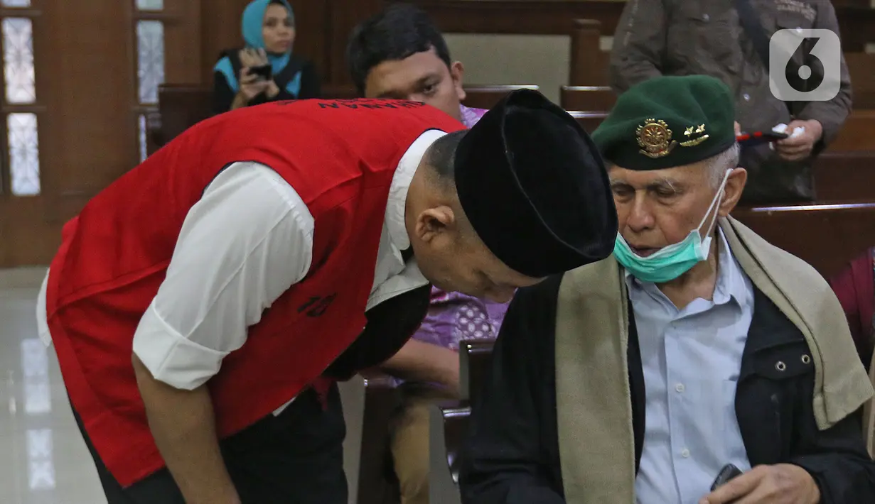Kivlan Zen (kanan) berbincang jelang memberikan kesaksian dalam sidang lanjutan kasus kepemilikan senjata api ilegal di Pengadilan Negeri Jakarta Pusat, Rabu (5/2/2020). Sidang untuk terdakwa Azwarni ditunda karena alasan kesehatan Kivlan Zen. (Liputan6.com/Herman Zakharia)