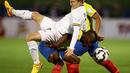 Duel gelandang Bolivia, Chumacero (atas) dengan Enner Valencia, striker Ekuador di Stadion Elias Figueroa Brander, Cile.  (EPA/Osvaldo Villarroel)