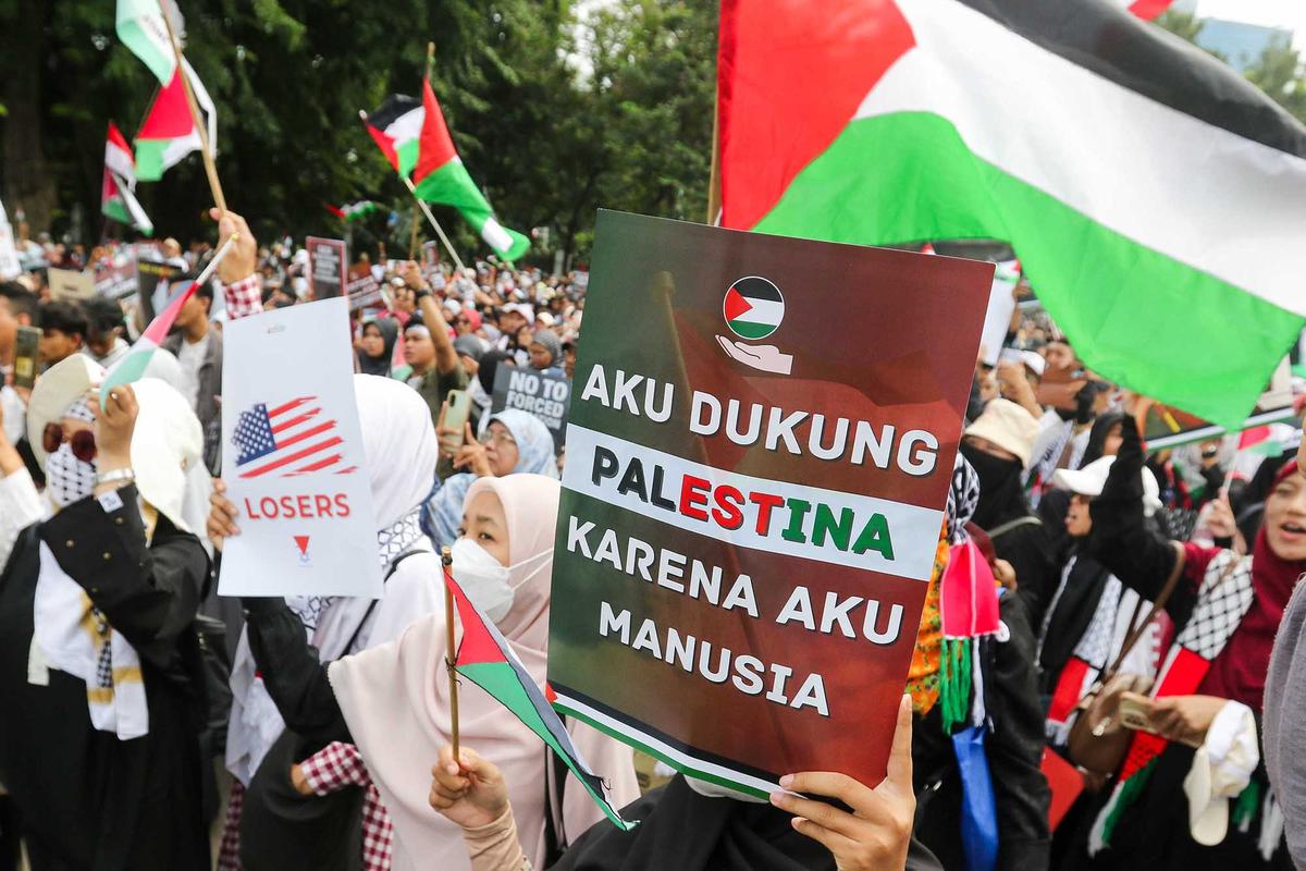 FOTO: Massa Membakar Replika Bendera Israel Saat Aksi Bela Palestina di Depan Kedubes AS Jakarta