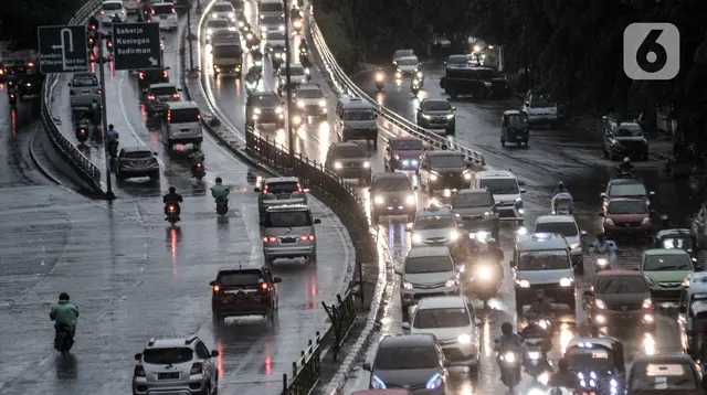 Kondisi lalu lintas saat hujan mengguyur Jakarta, Senin (26/10/2020). BPBD DKI Jakarta mengeluarkan peringatan dini cuaca berupa potensi terjadinya hujan lebat disertai petir dan angin kencang dampak dari siklon tropis Molave hingga 27 Oktober 2020. (merdeka.com/Iqbal S. Nugroho)
