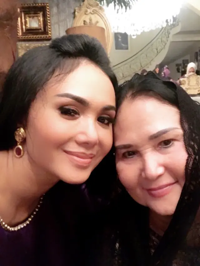 6 Potret Kebersamaan Yuni Shara dan Ibunda yang Jarang Tersorot