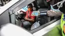 Polisi melakukan sosialisasi larangan mudik kepada pengguna jalan di kawasan Bundaran HI, Jakarta, Rabu (6/5/2020). Sosialisasi tersebut dilakukan demi memutus mata rantai penyebaran virus corona COVID-19 dari satu wilayah ke wilayah lain. (Liputan6.com/Faizal Fanani)