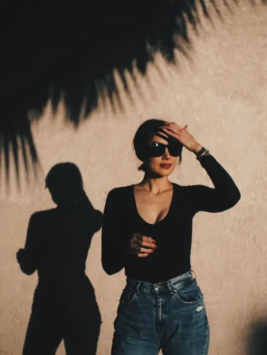 Meski usianya tak muda lagi, tapi penampilan pemeran dalam film Mangkujiwo 2 itu punya tubuh yang jadi idaman banyak perempuan. [Instagram/sarawijayanto]