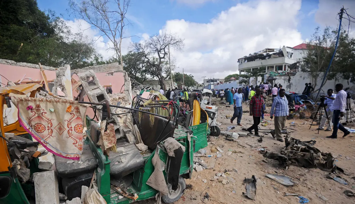 Serangan bom bunuh diri disusul aksi penyanderaan di sebuah hotel dan restoran itu menewaskan sedikitnya 19 orang dan melukai puluhan lainnya di Mogadishu, Somalia, Kamis (15/6). (AFP Photo)