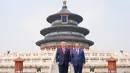 Presiden Amerika Serikat (AS), Donald Trump (kanan) berdiri di samping Presiden Tiongkok, Xi Jinping di Temple of Heaven, Beijing, Kamis 14 Mei 2026. (AP Photo/Mark Schiefelbein)