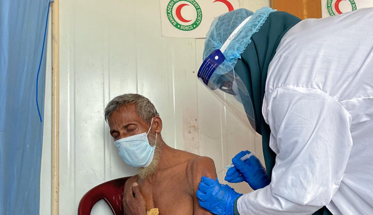 Seorang pengungsi Rohingya divaksinasi COVID-19 di Cox's Bazar, Bangladesh (10/8/2021).  Pemerintah Bangladesh dan lembaga bantuan mulai memvaksinasi pengungsi Rohingya pada Selasa ketika gelombang virus meningkatkan risiko kesehatan di kamp-kamp pengungsian. (AP Photo)