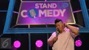 Lolo, salah satu peserta menunjukkan aksinya saat Standup Comedy Academy Indosiar, Jakarta, Senin (5/10/2015). Stand Up Comedy Academy Indosiar telah menemukan 24 comica yang akan bersaing mencari posisi pertama. (Liputan6.com/Faisal R Syam)