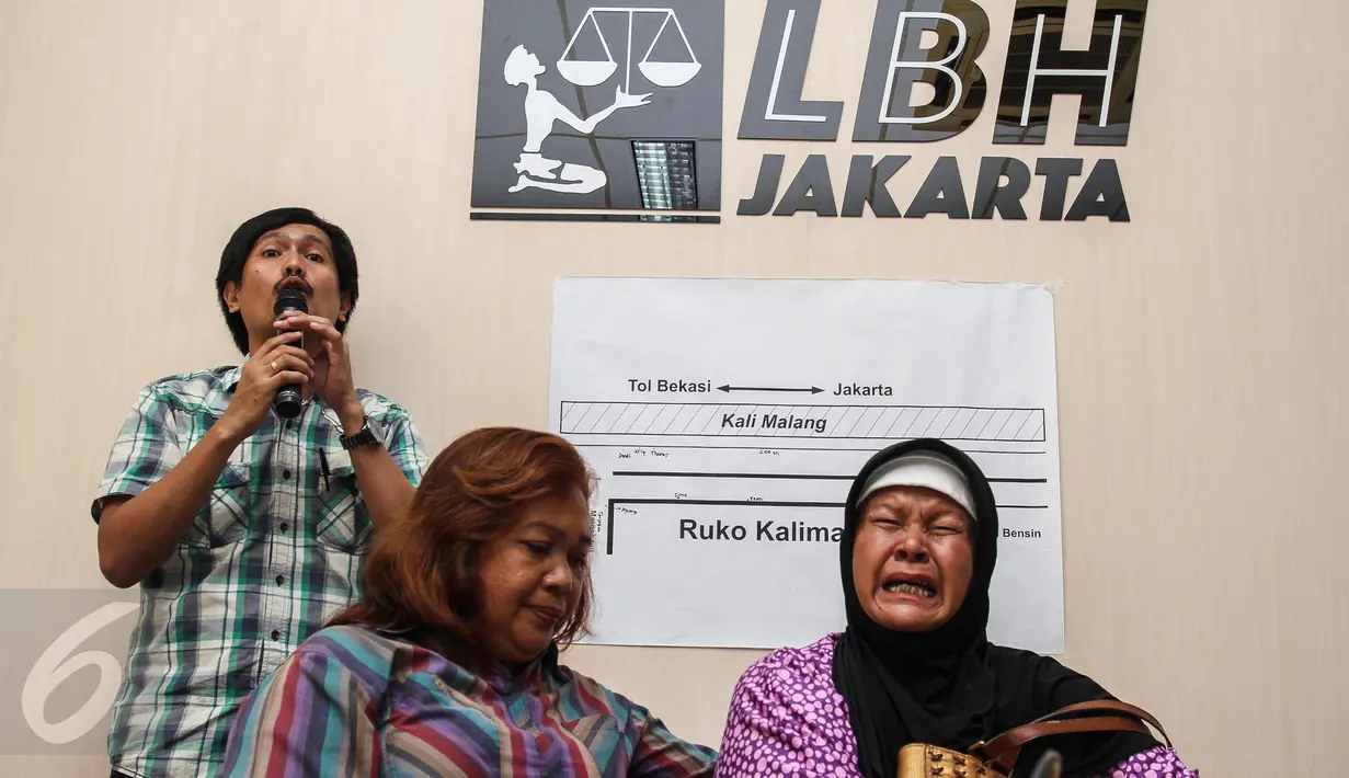 Ibunda korban salah tangkap, Nani (kanan) menangis saat menggelar konferensi pers yang diadakan di Gedung LBH, Jakarta, Minggu (3/1). Terdakwa Didit diduga melakukan tindakan pembunuhan. (Liputan6.com/Faizal Fanani)