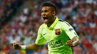 Penyerang Barcelona, Neymar melakukan selebrasi usai mencetak gol ke gawang Bayern Muenchen saat leg kedua semifinal Liga Champions di Allianz Arena, Jerman, Rabu (13/5/2015). Bayern Muenchen menang 3-2 atas Barcelona. (Reuters/Kai Pfaffenbach)