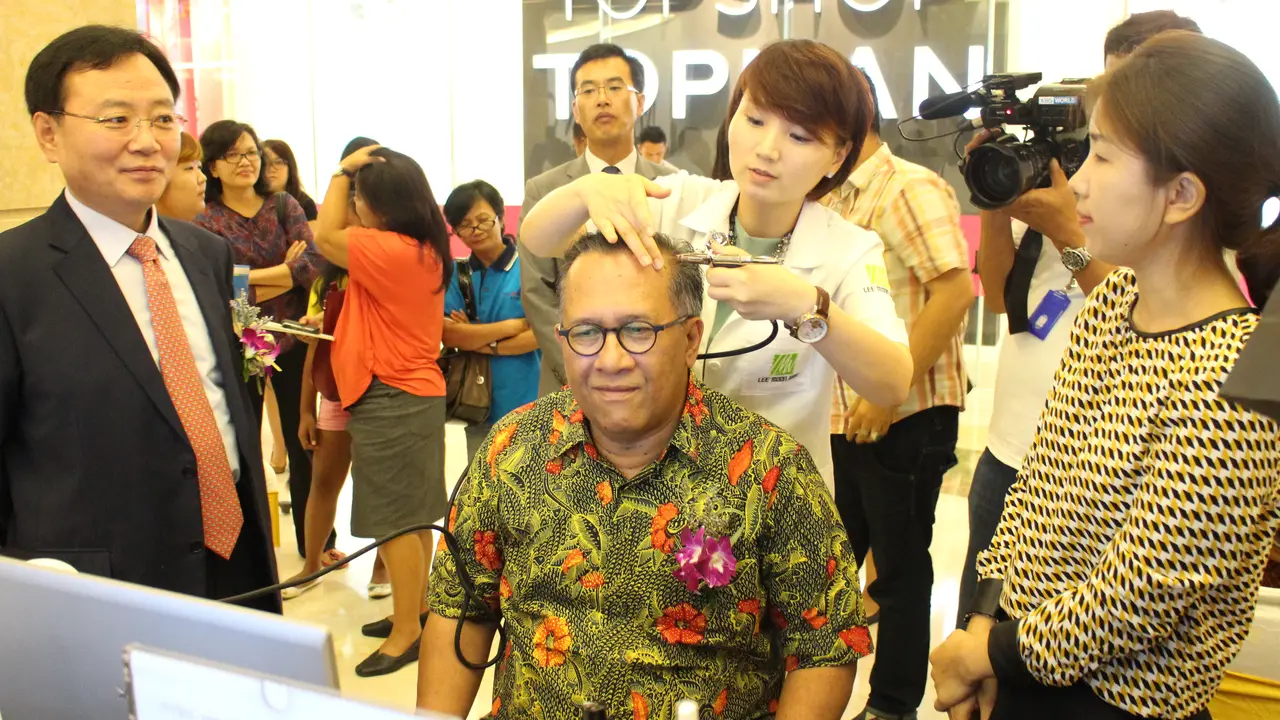 Pejabat Indonesia Ini Menikmati Perawatan Rambut Dari Korea