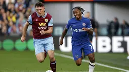 Pemain Chelsea, Raheem Sterling, berusaha melewati pemain Burnley, Dara O'Shea, pada laga pekan ke-8 Premier League 2023/2024 di Stadion Turf Moor, Sabtu, (7/10/2023). Sterling juga turut menyumbang satu gol di laga ini. (Richard Sellers/PA via AP)