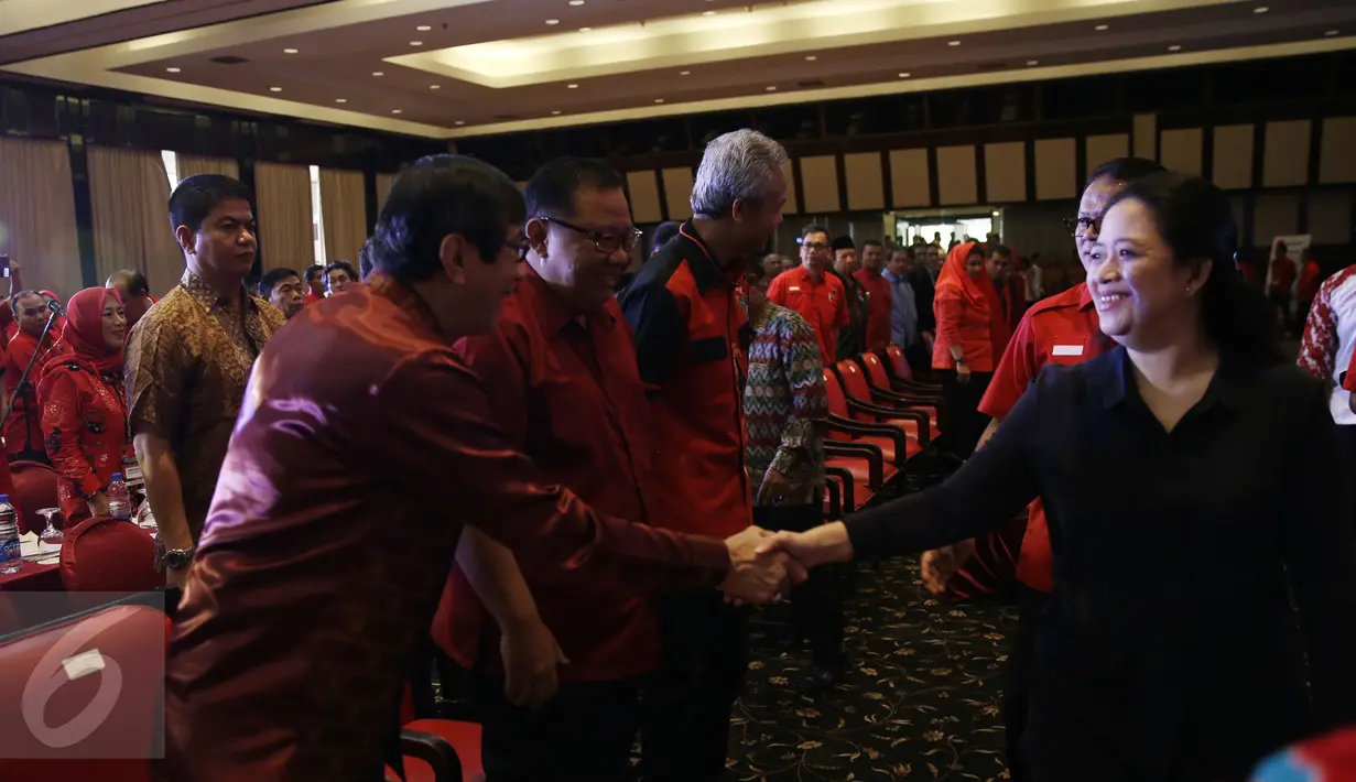 Menko PMK Puan Maharani (kanan) hadir dalam Rapat Koordinasi Bidang Kemaritiman TIngkat Nasional PDIP di Jakarta, Minggu (24/4/2016). Rakor tersebut dihadiri sekitar 1000 kader PDIP se-Indonesia. (Liputan6.com/Faizal Fanani)