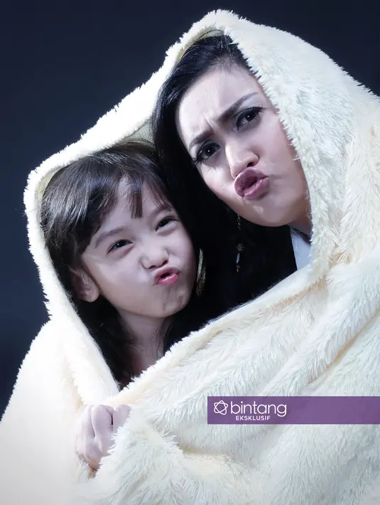 "Entertainment tetap, tapi bisnis nomor satu. Karena entertainment nggak bisa terus-terusan dapat duit banyak. Jadi, mending investasikan beli rumah atau bisnis berdagang," ujar istri Zack Lee ini. (Bambang E. Ros/Bintang.com)