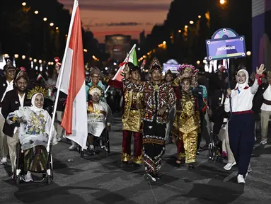 Kontingen Indonesia mengikuti defile dalam pembukaan Paralimpiade Paris 2024 di Place de la Concorde, Kamis (29/8) dini hari WIB. (Julien De Rosa/Pool Photo via AP)