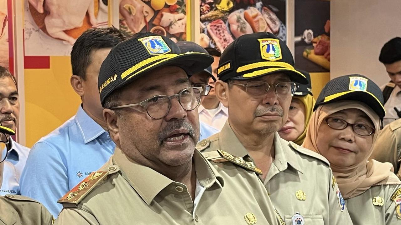 Wakil Gubernur Jakarta Rano Karno alias Doel menyambangi Pasar Induk Beras Cipinang di Jakarta Timur.