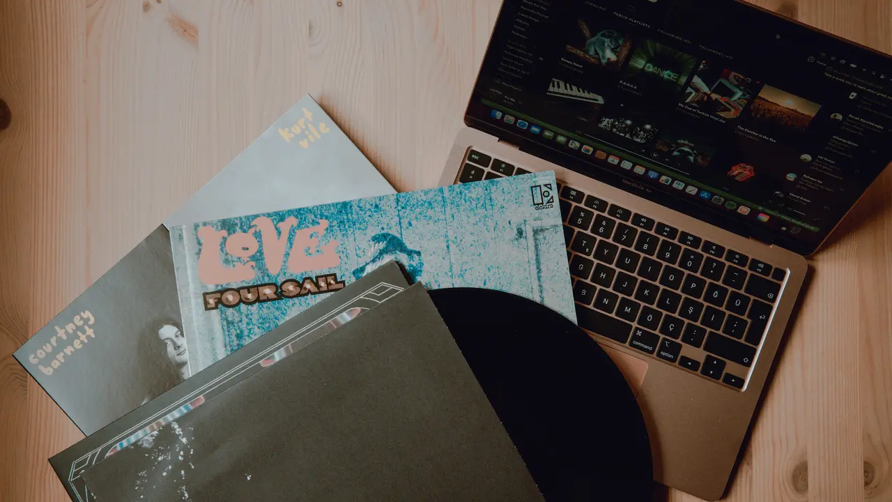 Ilustrasi Playlist (credit unsplash/Dee)