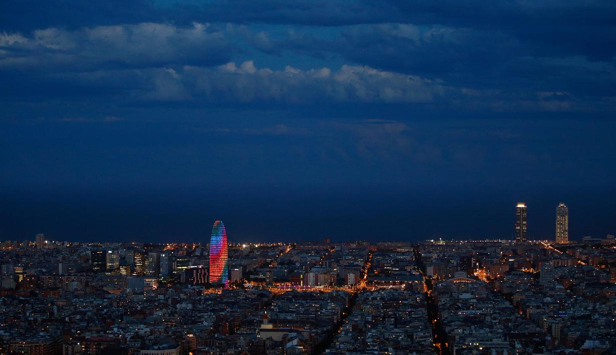 Gedung pencakar langit Torre Agbar terlihat dengan proyeksi cahaya warna pelangi saat peringatan World Pride di Barcelona, Spanyol, 28 Juni 2017. World Pride merupakan acara perayaan LGBT terbesar di dunia yang diadakan setiap tahun. (AP/Manu Fernandez)