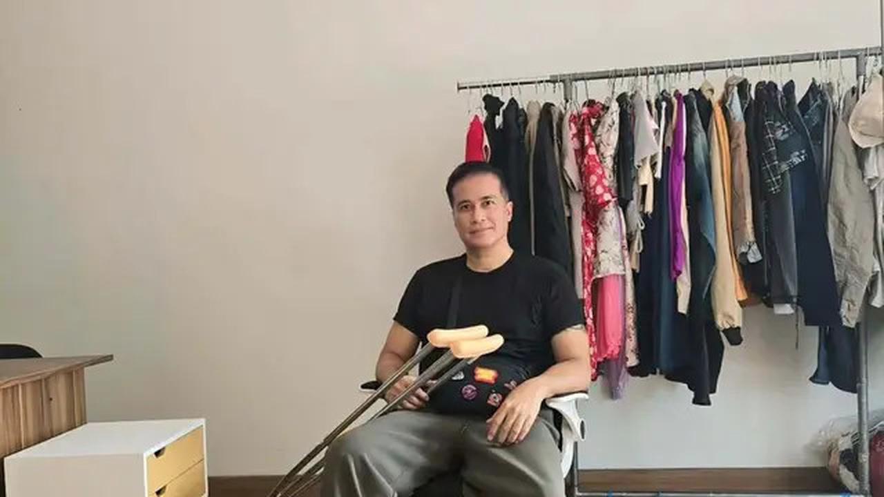 6 Potret Adjie Pangestu Belajar Jalan Usai Alami Cedera Tendon Achilles, Semangat Sembuh