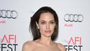 Pada usia 12 tahun, Angelina Jolie dihadiahi pisau belati oleh sang ibu. Sedikit aneh mungkin, namun hal tersebut memicu Jolie untuk mengumpulkan pisau belati dan mengoleksinya sejak saat itu. (AFP/Bintang.com)