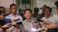 Ketua Umum Persija, Ferry Paulus, menerima rekomendasi hukuman dari Menpora. (Bola.com/Gerry Anugrah Putra)