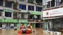 Tim penyelamat mengevakuasi penduduk di daerah banjir setelah hujan deras di daerah Quxian, kota Dazhou, di provinsi Sichuan barat laut China (6/9/2021). (AFP/STR)