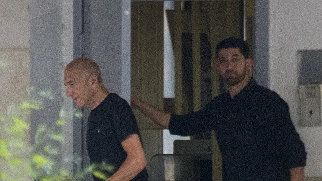 Ehud Olmert (baju hitam berlengan pendek), mantan PM Israel periode 2006-2009 
