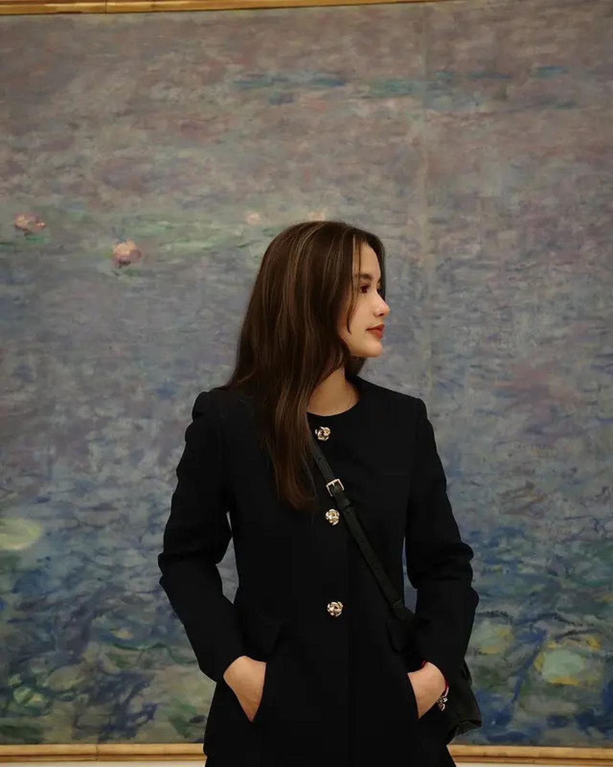 6 Potret Sarah Menzel Liburan di Paris, LDR dari Azriel Hermansyah