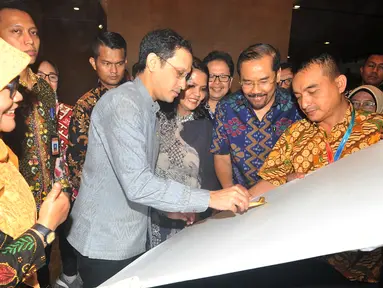 Mendikbud Nadiem Makarim mencanting batik pada peluncuran School Collaboration System (SCS) di Seminar Nasional & Science Fair 2020 di Jakarta, Jumat (24/1/2020). Kegiatan tersebut bertajuk Transformasi Pendidikan Menyongsong Era Society 5.0. (Liputan6.com/HO/Iwan)