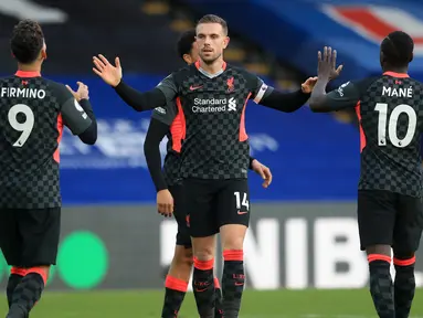Gelandang Liverpool, Jordan Henderson, merayakan gol yang dicetaknya ke gawang Crystal Palace pada laga lanjutan Liga Inggris di Selhurst Park Stadium, Sabtu (19/12/2020) malam WIB. Liverpool menang 7-0 atas Crystal Palace. (AFP/Adam Davy/pool)