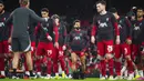 Pemain Liverpool, Mohamed Salah (tengah) melakukan pemanasan sebelum pada laga leg kedua 16 besar Liga Europa 2023/2024 melawan Sparta Praha di Anfield, Liverpool, Inggris, Jumat (15/03/2024). (AP Photo/Jon Super)