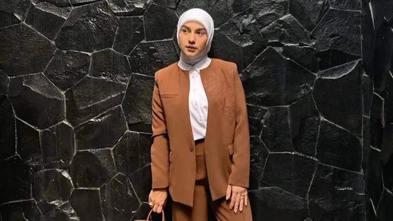 10 Tips Memilih Ukuran Blazer Wanita 2025, Hindari Pemilihan yang Terlalu Ketat atau Kebesaran