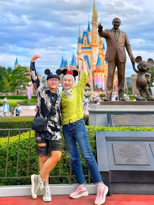 Banyak tempat populer yang didatangi Danang dan Hemas saat di Jepang. Salah satunya Disneyland Tokyo Jepang. Mereka tampak menggemaskan dengan topi Mickey dan Minnie Mouse. Meski keduanya punya profesi yang berbeda dalam bekerja, namun tetap saling mendukung satu sama lain. (Liputan6.com/IG/@hemasnura)