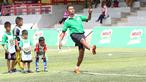 Manta pemain Timnas Indonesia, Charis Julianto, memberikan arahan kepada anak-anak saat acara Milo Football Clinic di Lapangan Sepak Bola Pertamina, Simprug, Jakarta, Minggu (24/4/2016). (Bola.com/Nicklas Hanoatubun)
