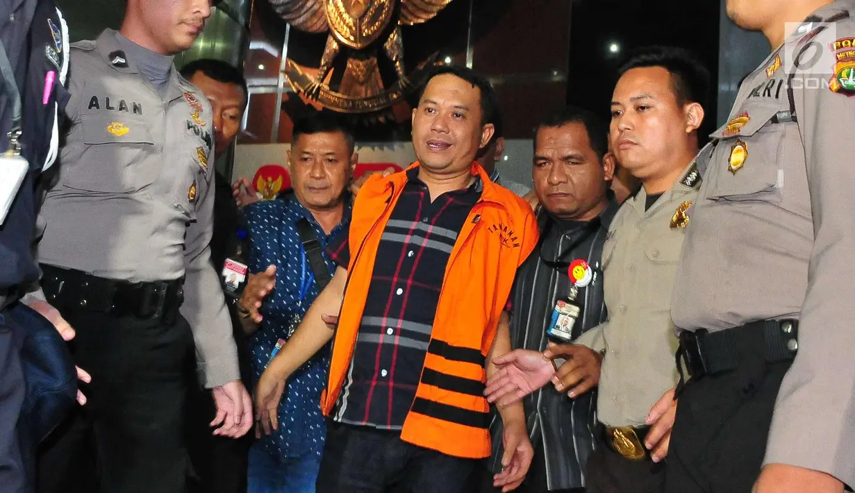 Wali Kota Cilegon Tubagus Iman Ariyadi mengenakan rompi tahanan saat keluar dari Gedung KPK, Jakarta, Minggu (24/9). Iman Ariyadi ditetapkan sebagai tersangka kasus suap izin AMDAL pembangunan Transmart di Cilegon. (Liputan6.com/Helmi Afandi)