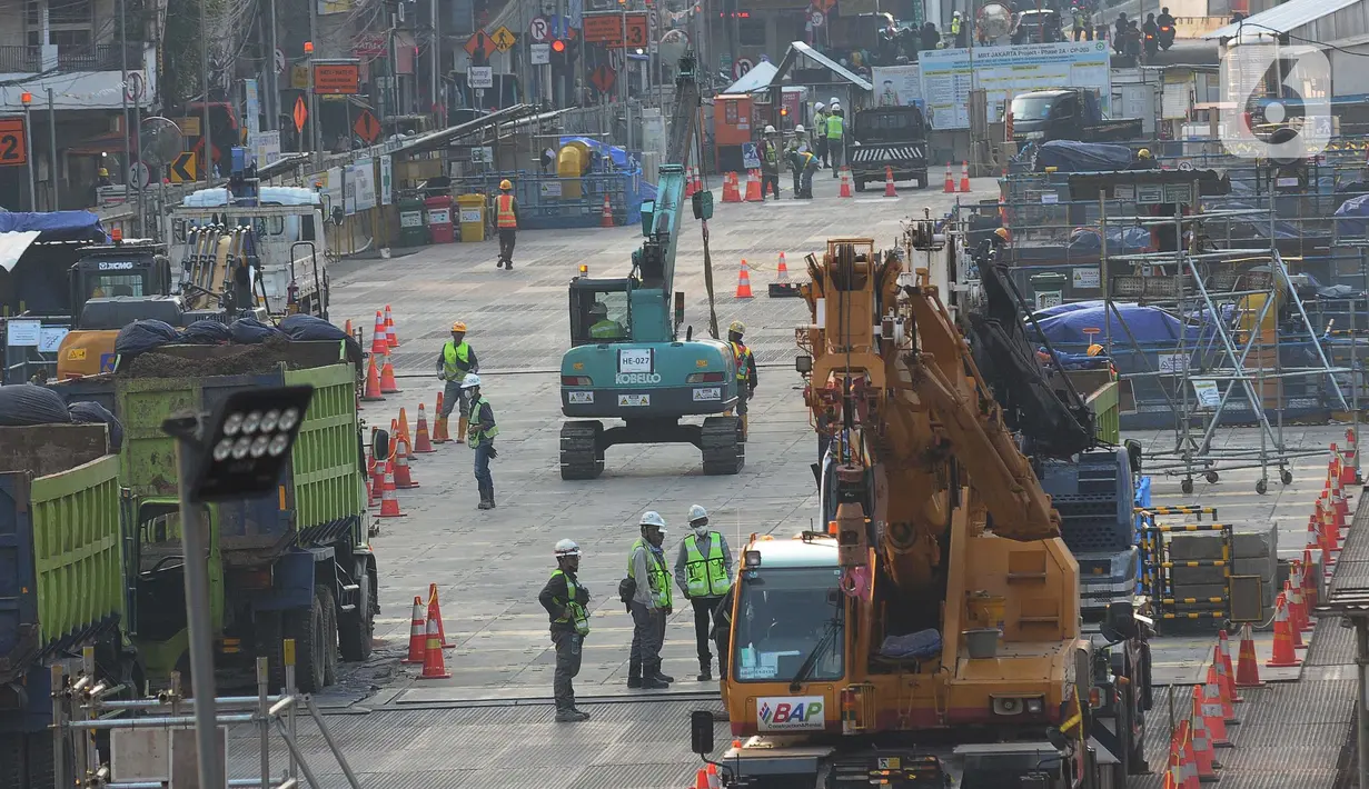 Pekerjaan pembangunan CP 201 (Stasiun Thamrin dan Monas) fase 2A MRT Jakarta berjalan sesuai jadwal. Per 25 Juni 2023, perkembangan pembangunan telah mencapai 58,63 persen. (merdeka.com/Imam Buhori)