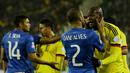 Dani Alves (kanan) bek Brasil terlibat argumentasi dengan pemain Kolombia. (AP Photo/Ricardo Mazalan)