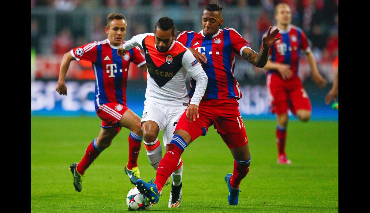 Gelandang Shakhtar Donetsk, Alex Teixeira berusaha melewati bek Bayern Muenchen Jerome Boateng pada leg kedua 16 besar Liga Champions di Allianz Arena, German (11/3/15). Bayern Munich Menang 7-0 atas Shakhtar Donetsk. (Reuters/Michaela Rehle)