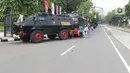 Kendaraan taktis disiagakan di kawasan Harmoni, Jakarta, Sabtu (24/7/2021). Kepolisian menyiapkan kawat berduri di kawasan Harmoni untuk mengantisipasi adanya aksi demonstrasi dengan tuntutan menolak perpanjangan pemberlakuan pembatasan kegiatan masyarakat (PPKM). (Liputan6.com/Herman Zakharia)