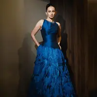 Aura mewah langsung terpancar sejak pandangan pertama, membuat penampilannya terlihat bak putri kerajaan modern di atas red carpet. [@enzystoria].