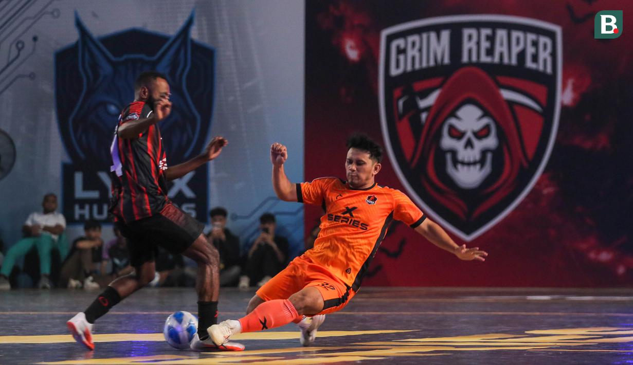 Pemain Nova Titans, Fadillah (kanan) berebut bola dengan pemain Grim Reaper, Samuel Amos pada laga final Futsal X Series 2 di GOR UNJ, Rawamangun, Jakarta, Minggu (18/01/2026). (Bola.com/Bagaskara Lazuardi)
