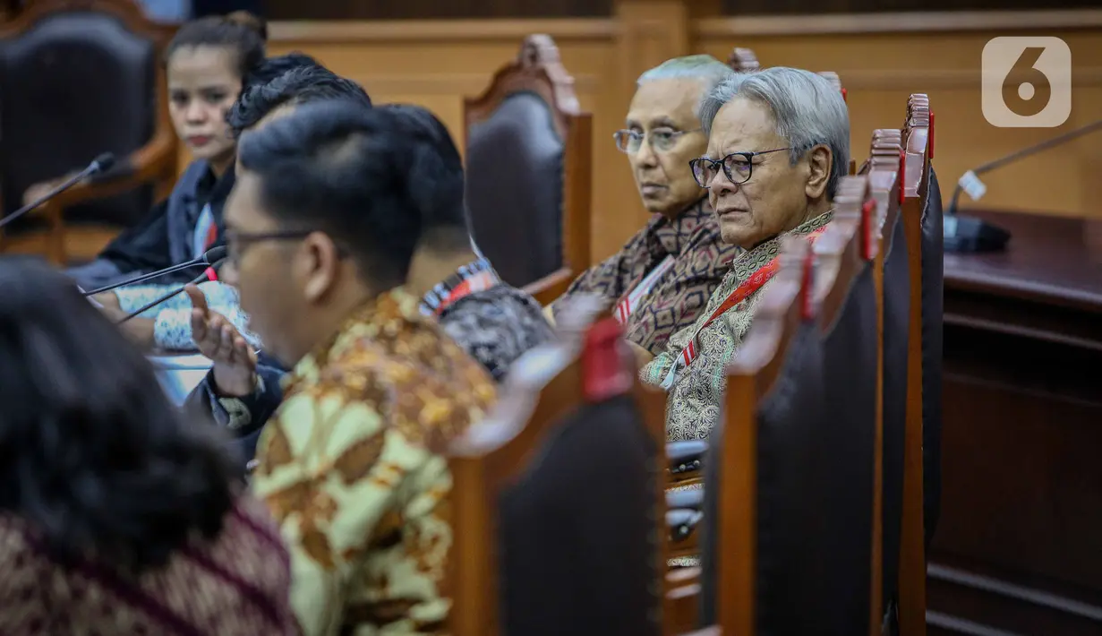 Mantan pimpinan KPK, Erry Riyana Hardjapamekas menghadiri sidang uji materi terhadap Perubahan kedua atas UU No. 30 Tahun 2022 tentang KPK di Mahkamah Konstitusi, Jakarta, Rabu (8/1/2020). Uji materi ini berfokus pada ranah formil dan belum yang bersifat substansi. (Liputan6.com/Faizal Fanani)